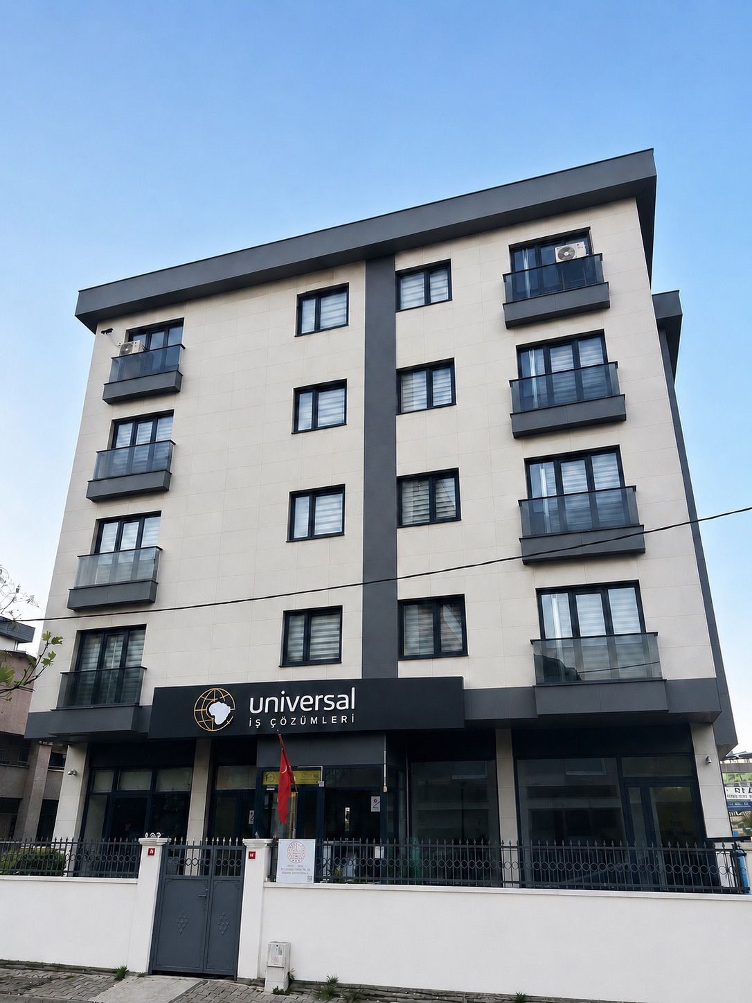 Universal İş Çözümleri Binası